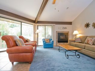 601 Country Club Dr, Fontana, WI 53125