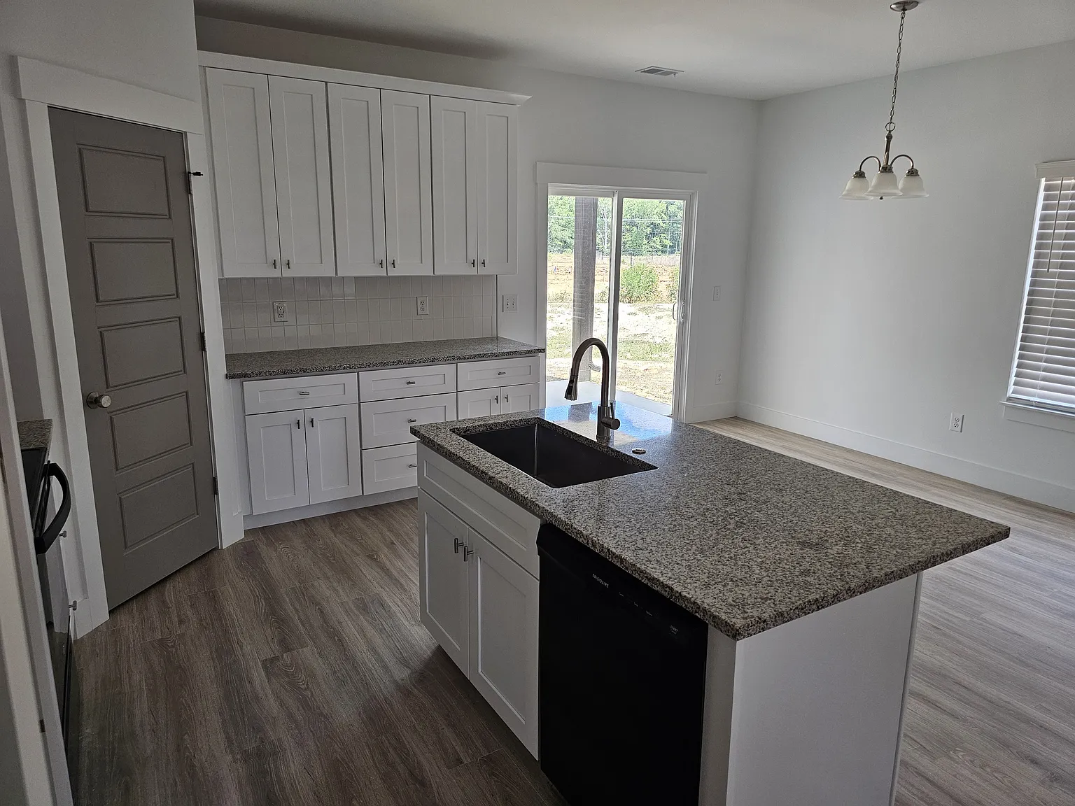 3 bed, 1400 sqft, $1,800 — Photo 3