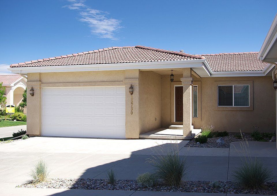 Townhouse/patio home. Stucco exterior, tile roof, central air, finished ranch
