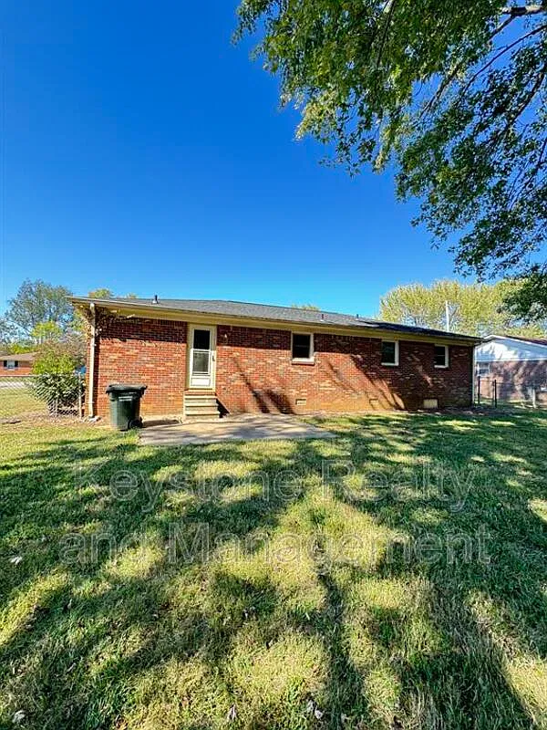 3 bed, 2.0 bath, 1350 sqft, $1,200 — Photo 2