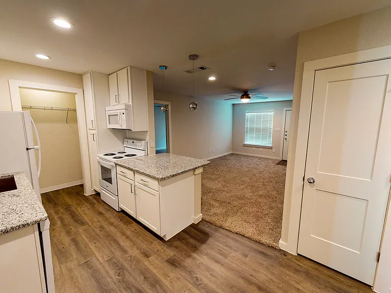 Midtown Apartments — Photo 37