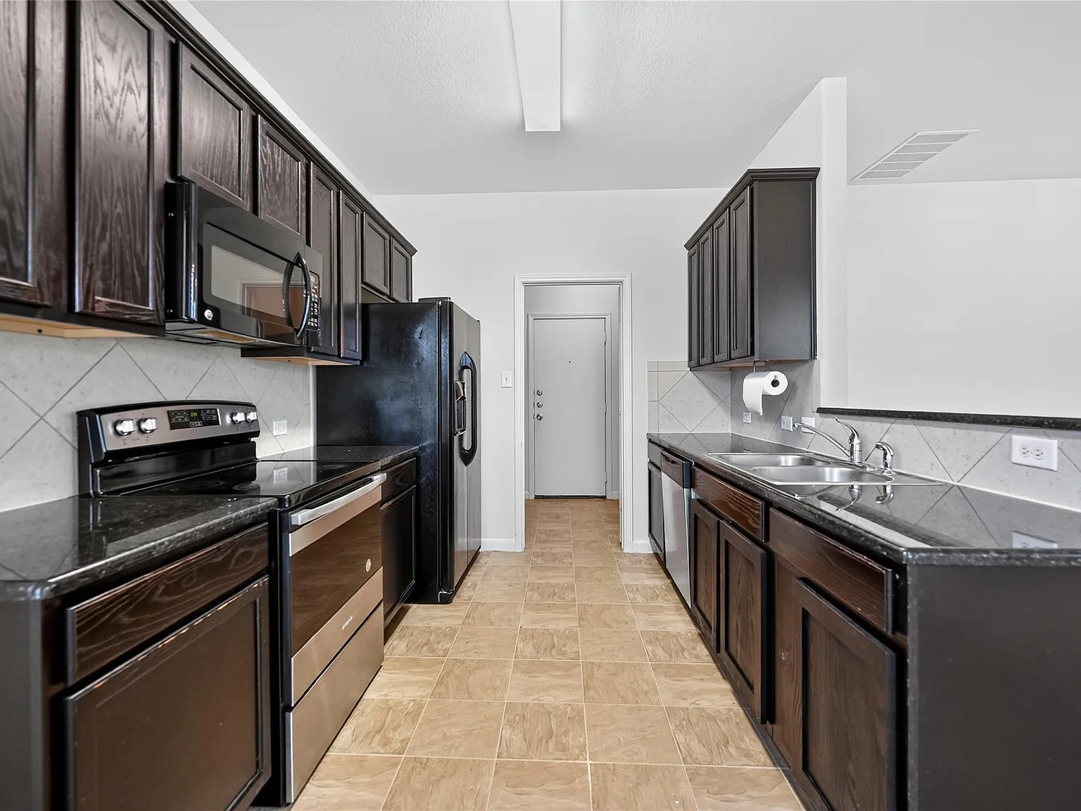 3 bed, 2.5 bath, 1582 sqft, $2,050 — Photo 4