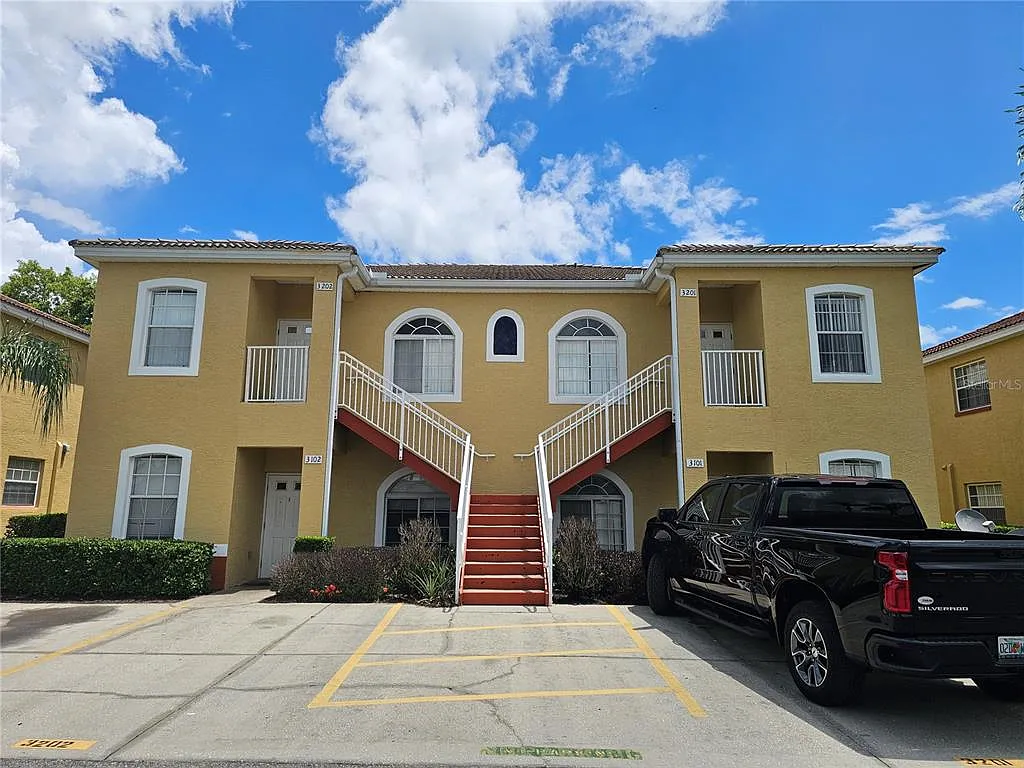 2 bed, 2.0 bath, 981 sqft, $1,450 — Photo 2