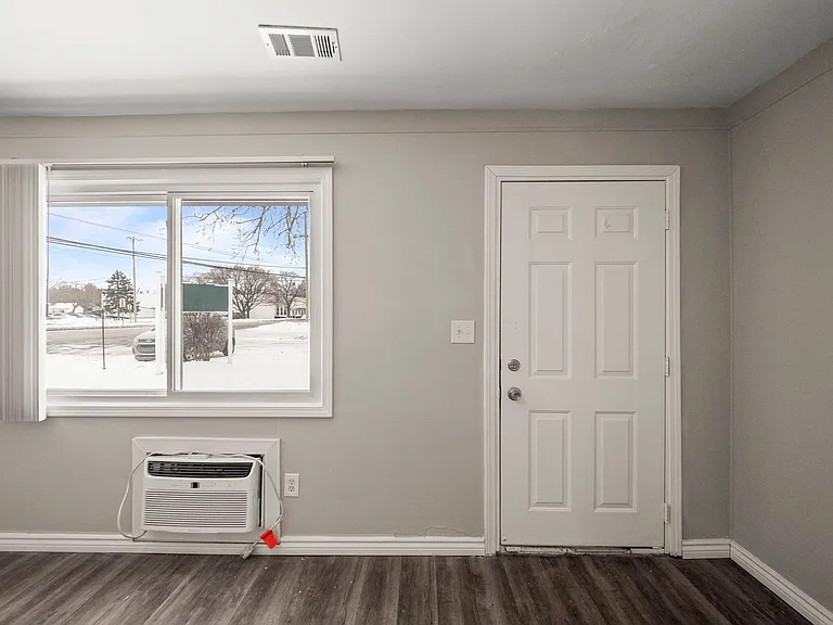 Ranch Apartment Homes in Great Troy Location — Photo 23
