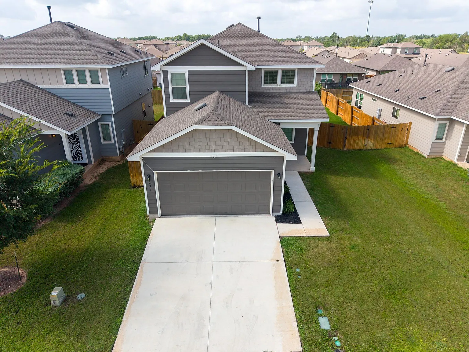 4 bed, 2.5 bath, 2344 sqft, $2,100 — Photo 2