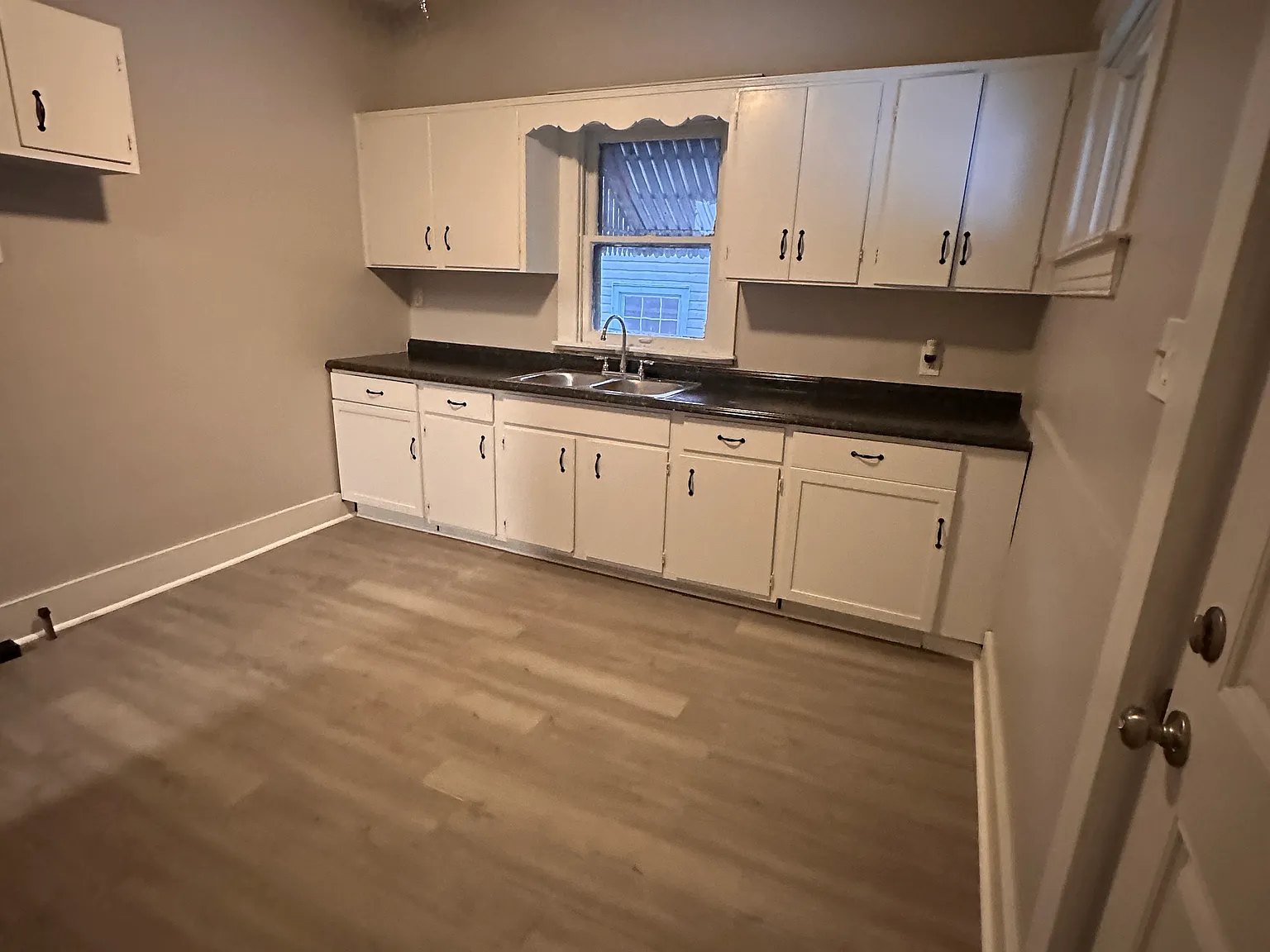 5 bed, 2206 sqft, $1,800 — Photo 3