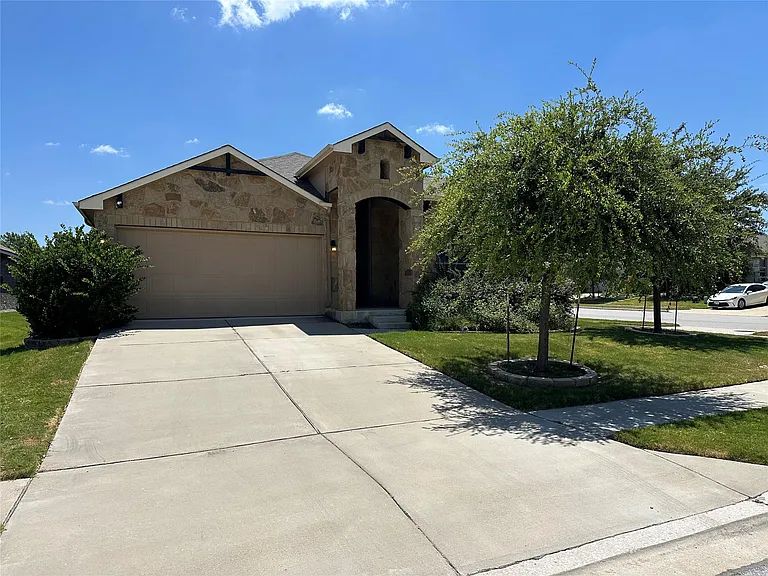 1919 Mexia Dr — Photo 4