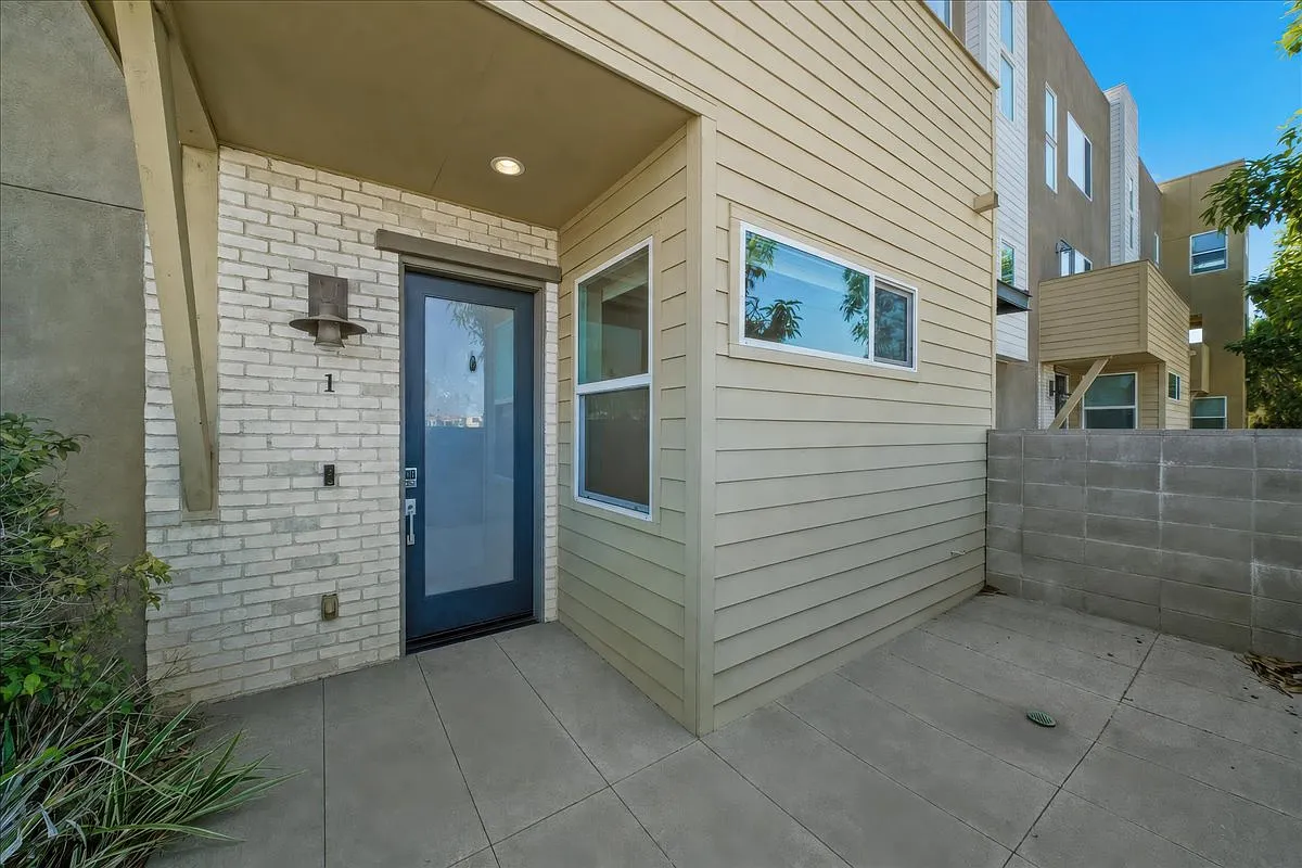 3 bed, 3.5 bath, 1740 sqft, $4,050 — Photo 3