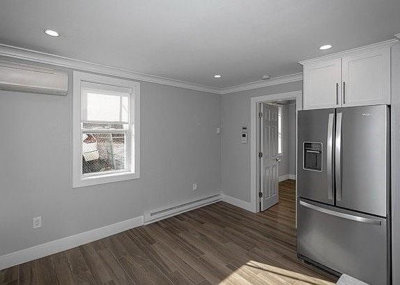4th image of 37 New York Ave