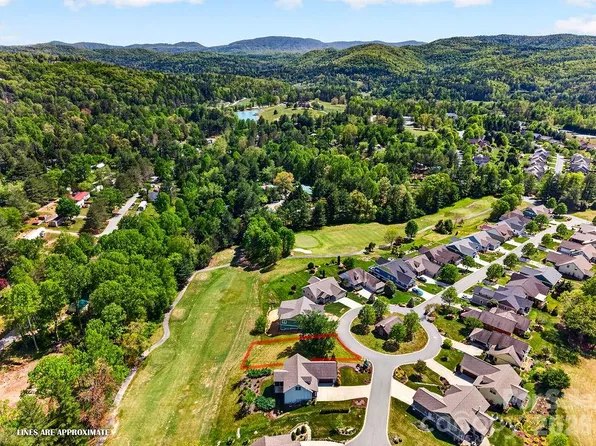 156 Triple Fairways Dr, Hendersonville, NC 28739