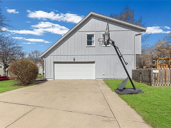 2nd image of 15611 Maple St