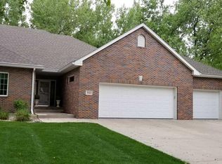 950 Willow Dr, Dakota Dunes, SD 57049