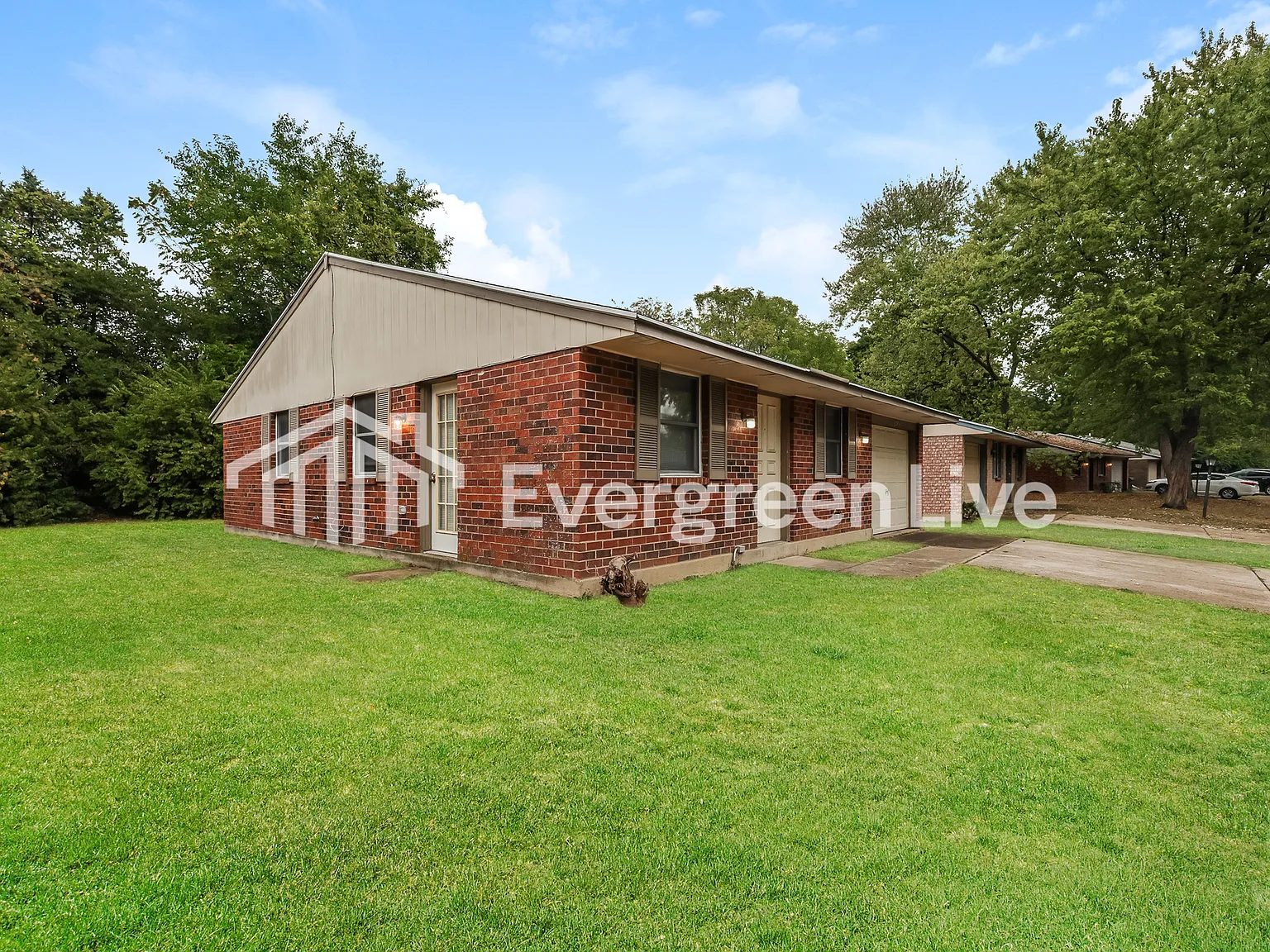 3 bed, 1.0 bath, 933 sqft, $995 — Photo 2