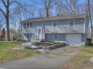12 Pequot Dr, Gales Ferry, CT 06335