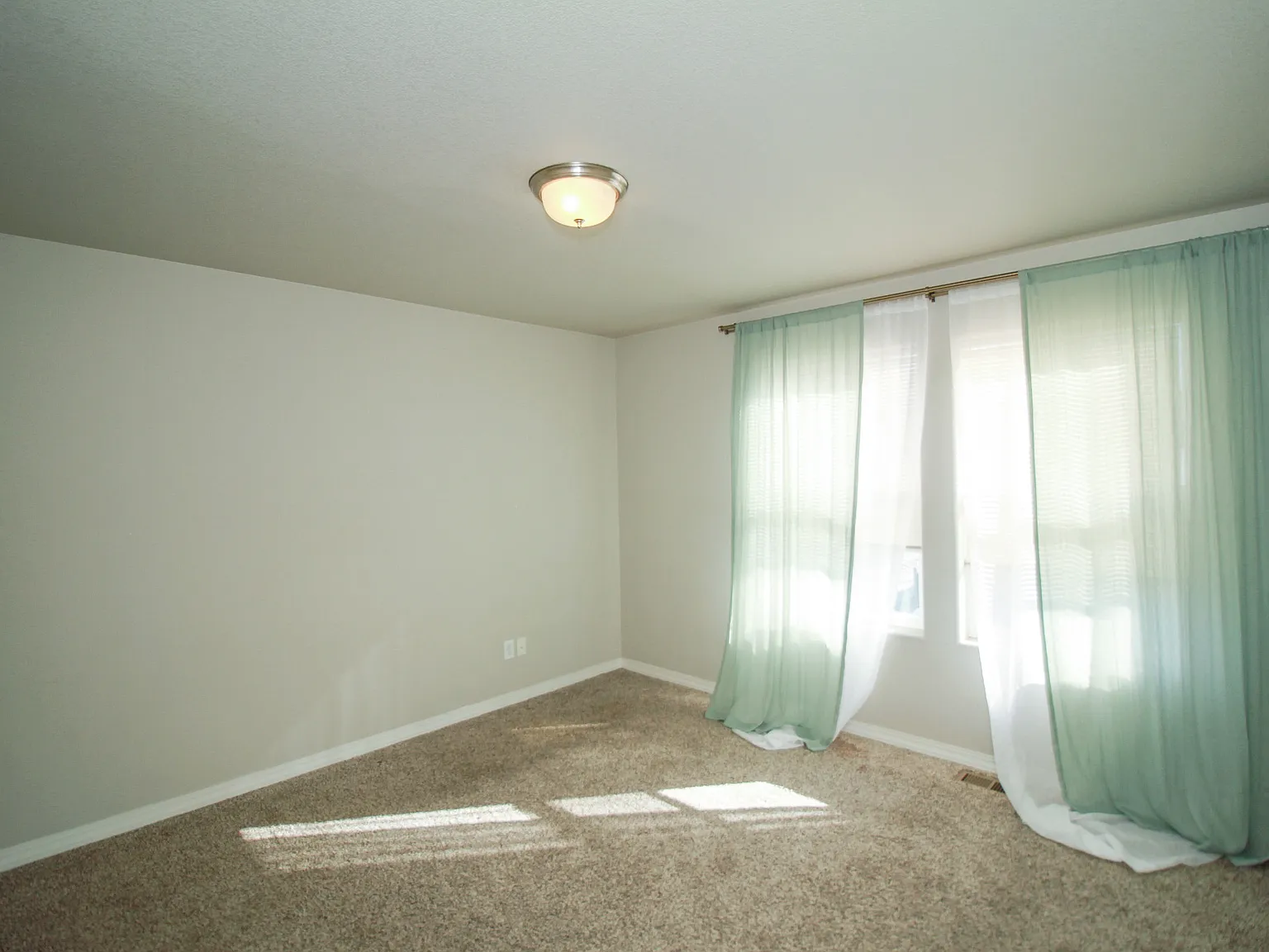 3 bed, 1945 sqft, $2,299 — Photo 2