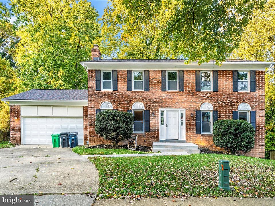 1st image of 304 Loureiro Ln