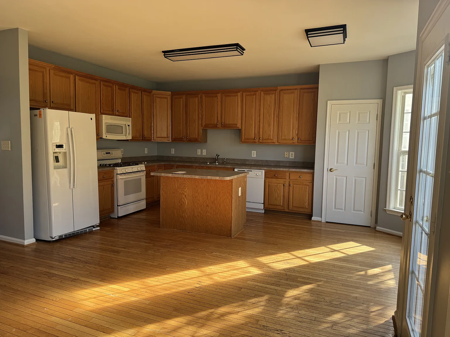 4 bed, 3.5 bath, 2760 sqft, $3,600 — Photo 3