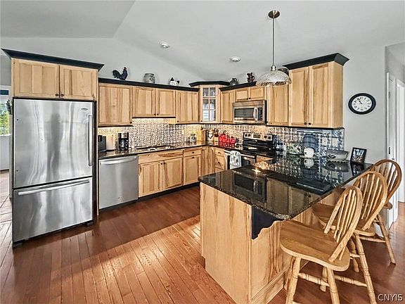 5th image of 106 W Hill Ln