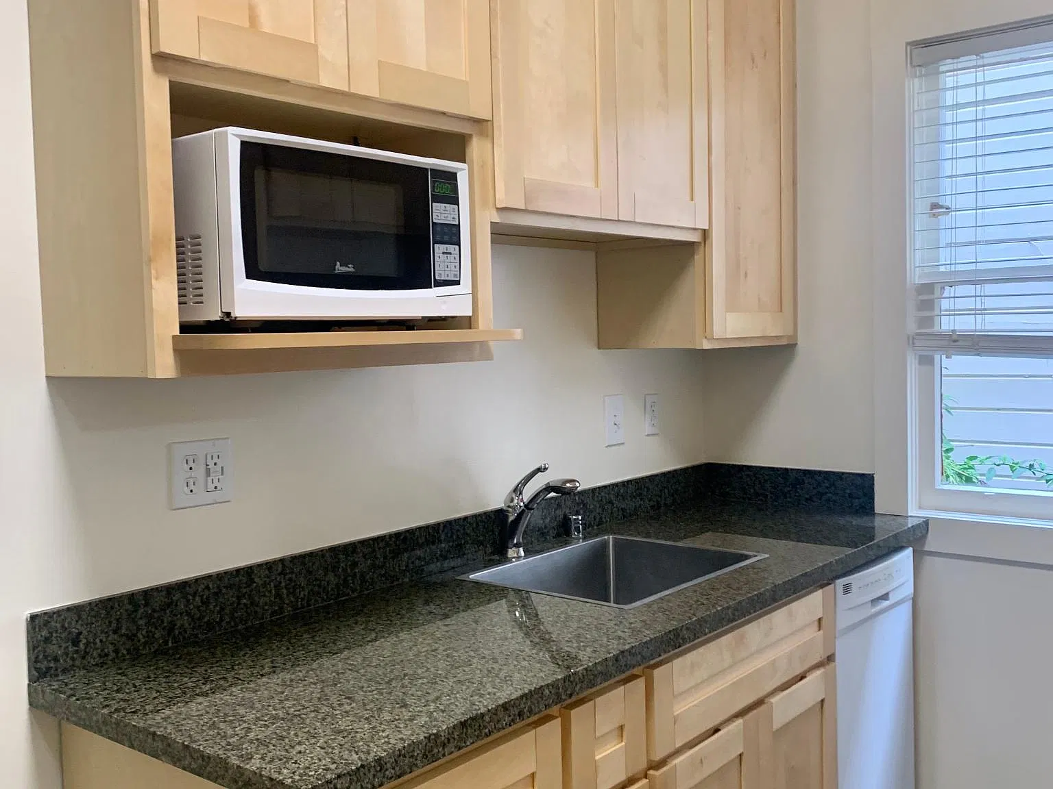Studio, 450 sqft, $2,850 — Photo 2