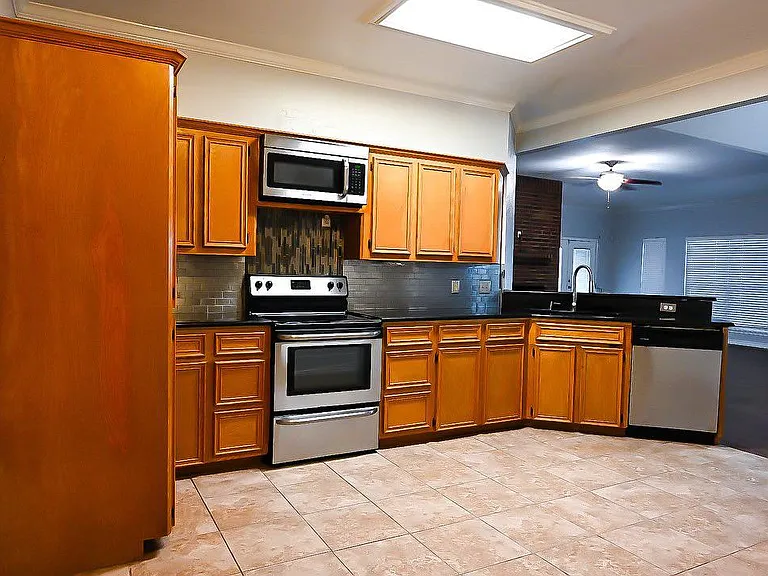 Large Kitchen w/Breakfast Nook