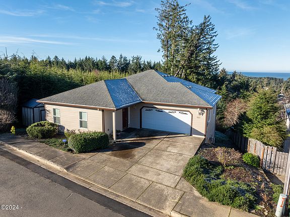 2nd image of 1927 SE Oar Dr