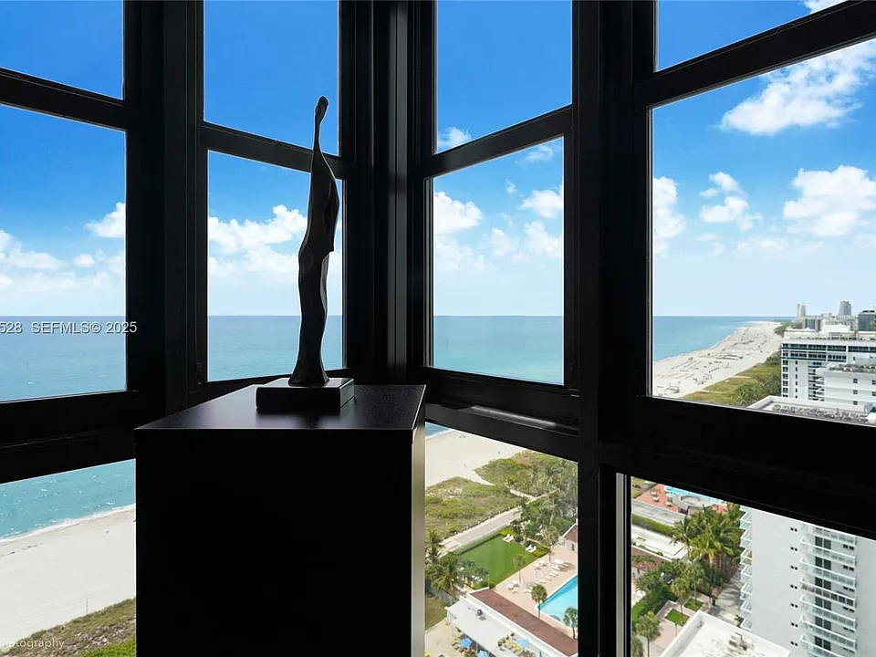 2555 Collins Ave #Penthouse 114