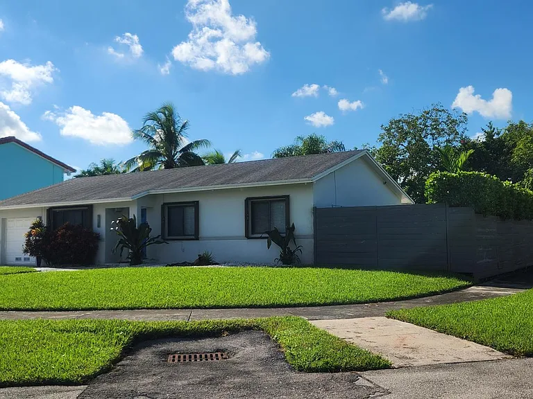 9942 SW 154th St — Photo 2