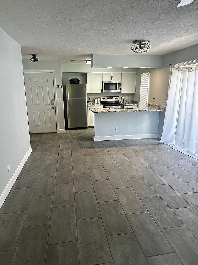 Cozy & Convenient 2 Bedroom, 1 Bath Duplex with Large Yard & Deck — Photo 3