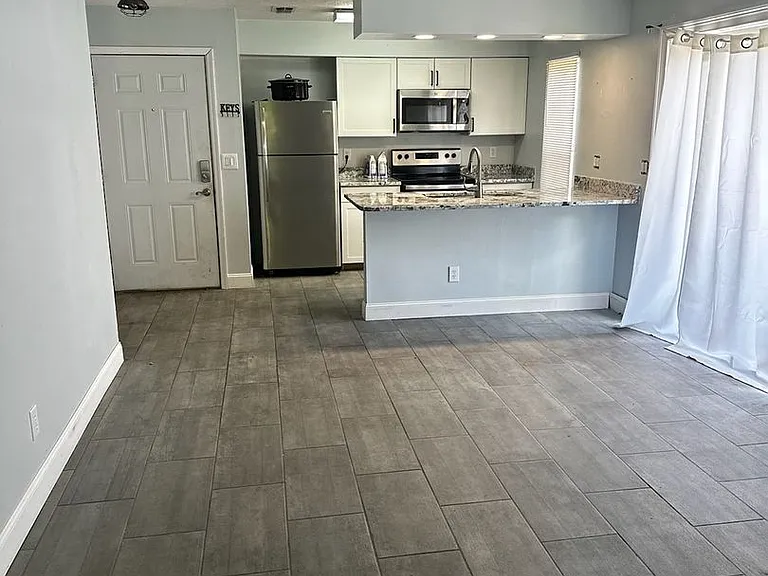 4151 SE 21st Ct — Photo 2