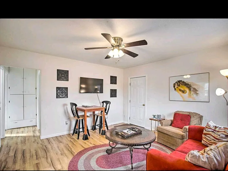 410 S Townsend Ave — Photo 7