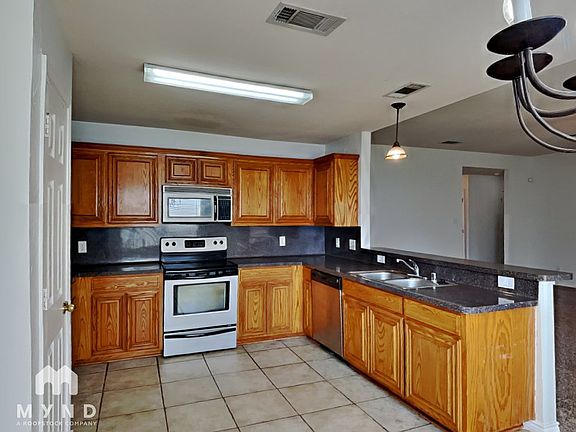 5th image of 608 Dorchester Ln