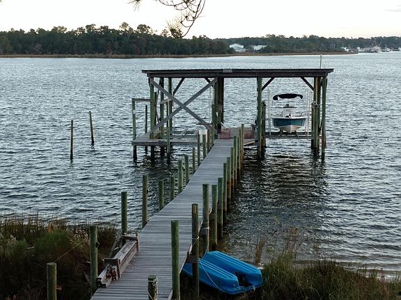 Pier available to moor a boat, fishing & crabbing