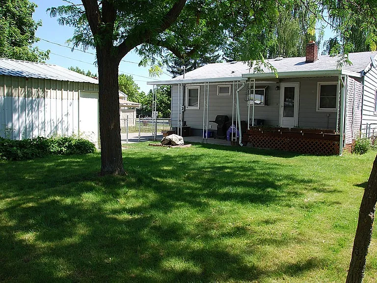 5811 N E St — Photo 2