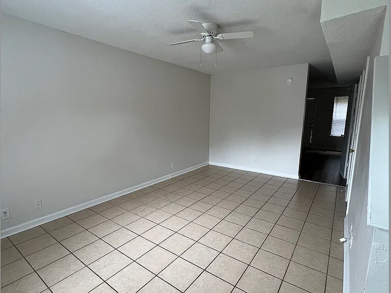 105 Hickory Trce #3 — Photo 4