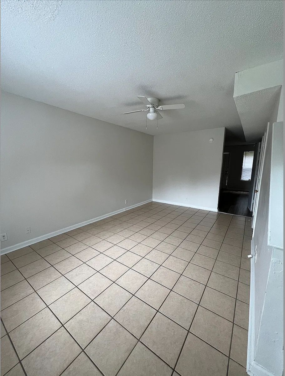 Building Photo - 106 Hickory Trce #4
