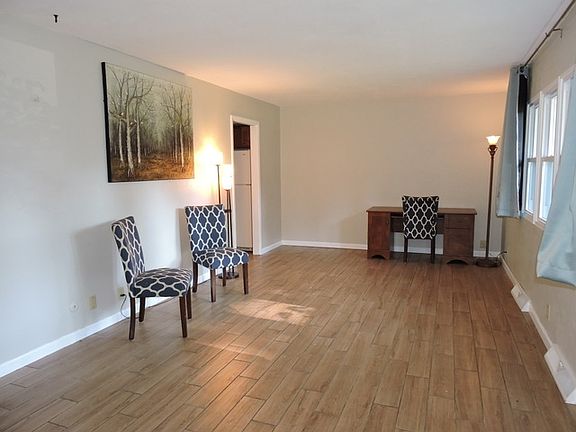 4th image of 1447 Medford Ln