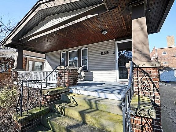 2nd image of 1428 Larchmont Ave