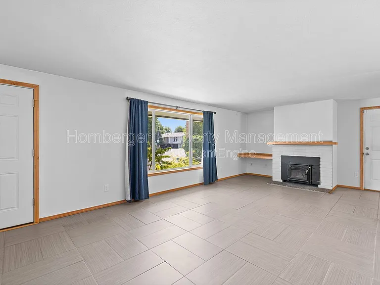 1703 N Walnut Rd — Photo 3