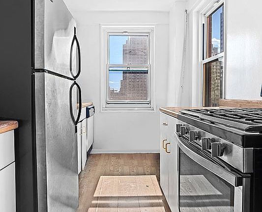 4th image of 200 E 84th St APT 10H