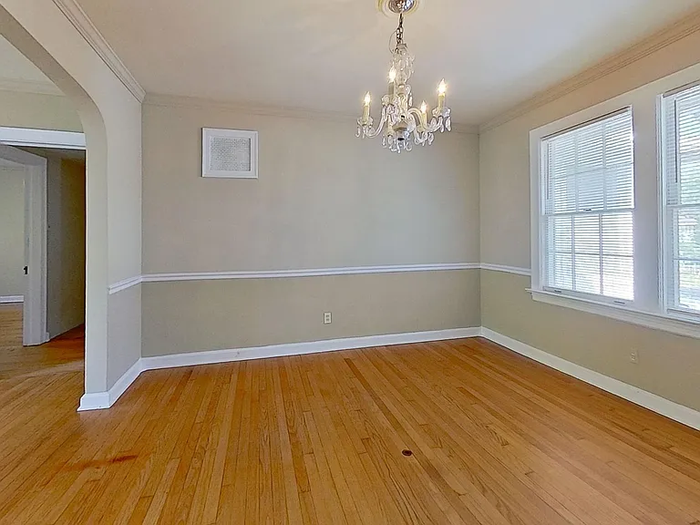 charming 2-bedroom, 1-bath upstairs rental — Photo 12
