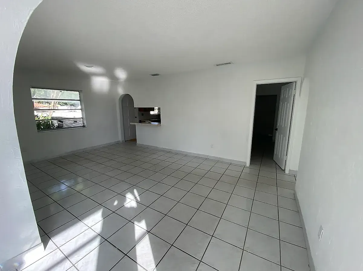 3 bed, 1200 sqft, $3,500 — Photo 3