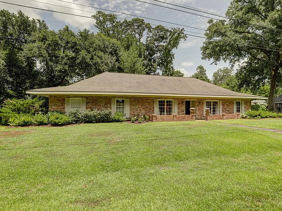 2nd image of 210 Robinhood Cir