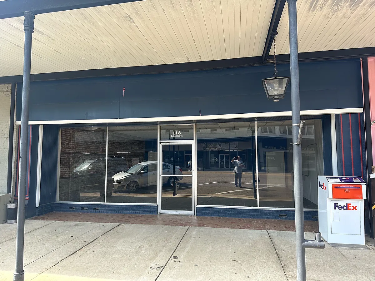 Photo 2 of 6 - 118 W Commerce St #3 - Aberdeen, MS Building Photo - 118 W Commerce St #3