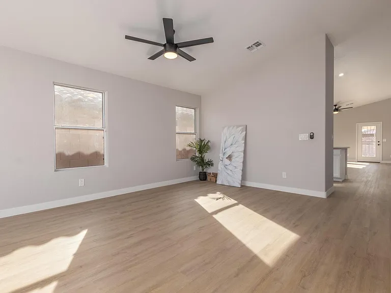 8635 W Paradise Ln — Photo 14