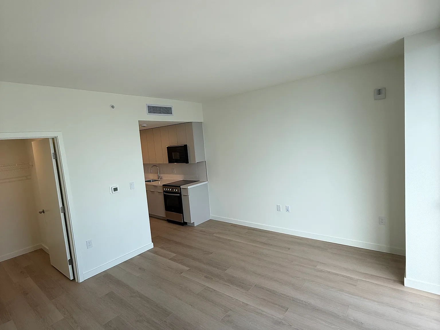 Studio, 410 sqft, $1,850 — Photo 3