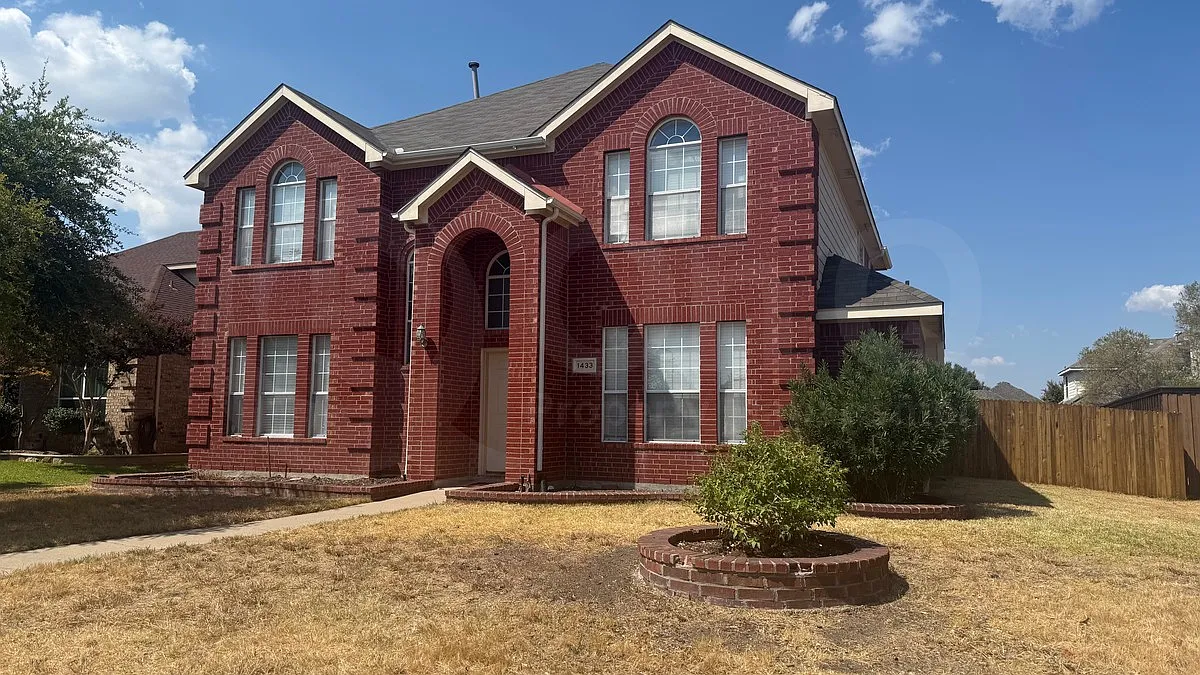 4 bed, 3.0 bath, 2630 sqft, $2,650 — Photo 2