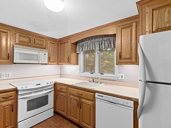 3rd image of 186 Colonel Hunt Dr