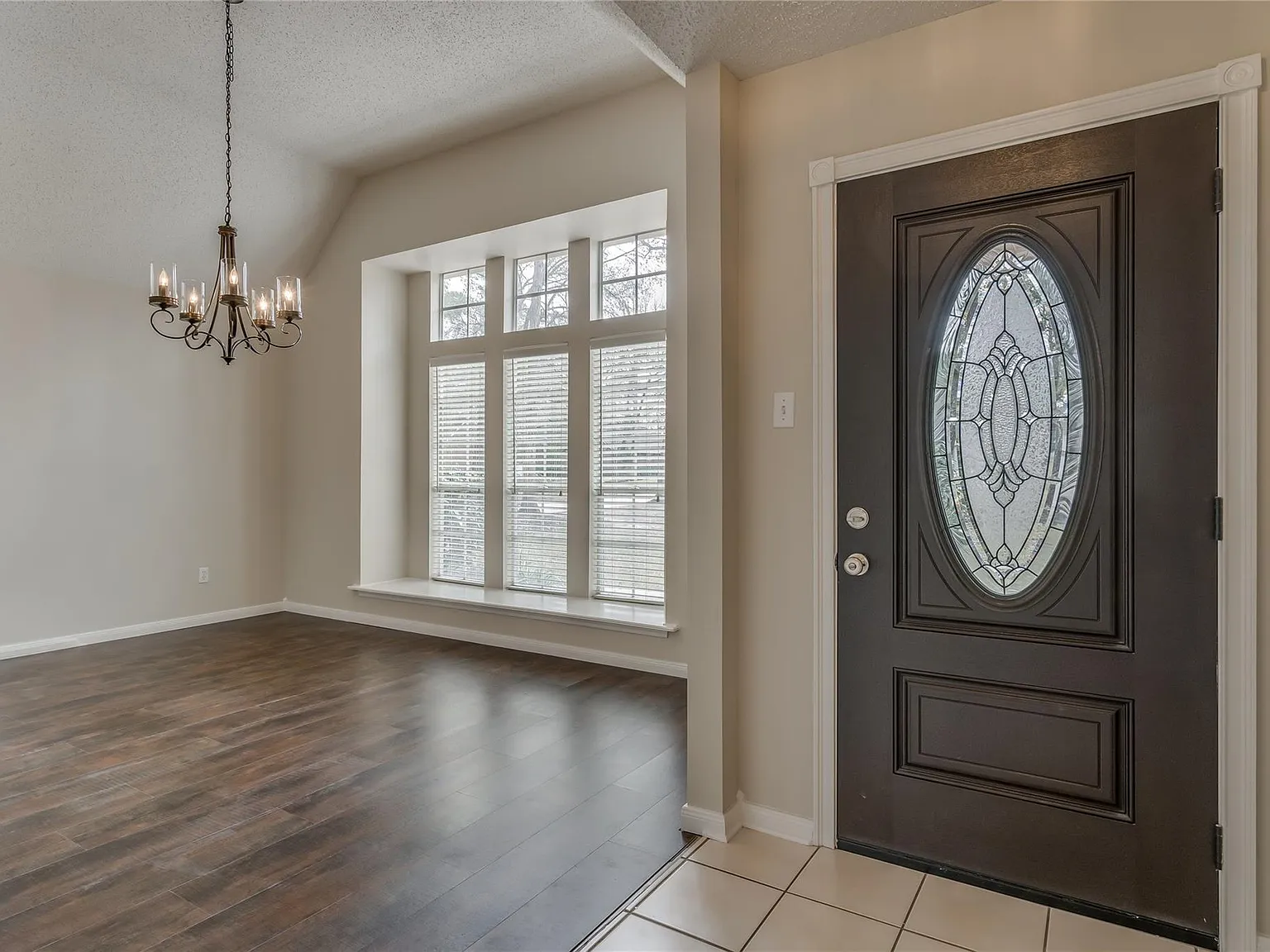 3 bed, 2.0 bath, 2083 sqft, $2,700 — Photo 4