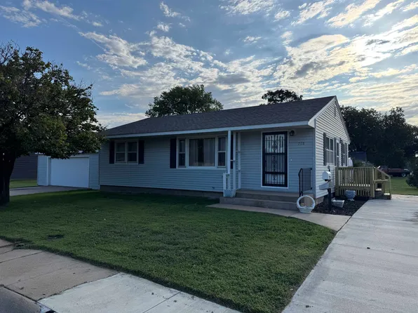 718 McMillan St, Holdrege, NE 68949