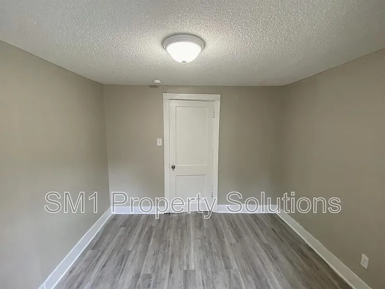915 Willow Rd — Photo 10